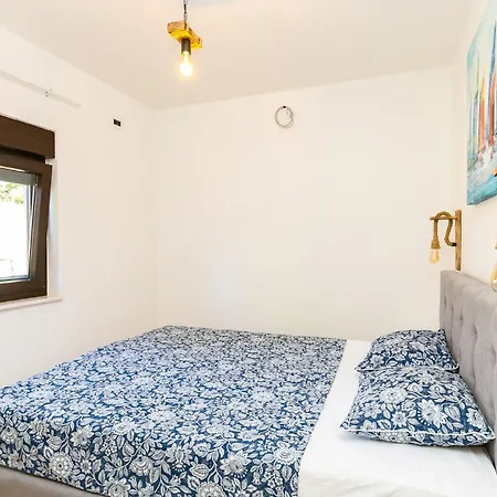 Vikendica Isabella *